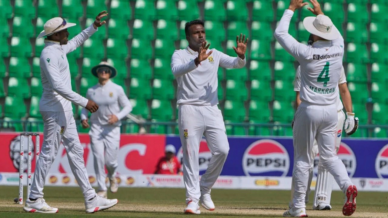 सेनुरन मुथुसामी ने पाकिस्तान में 70 साल बाद दोनों पारियों में पांच-विकेट हॉल लेकर इतिहास रचा